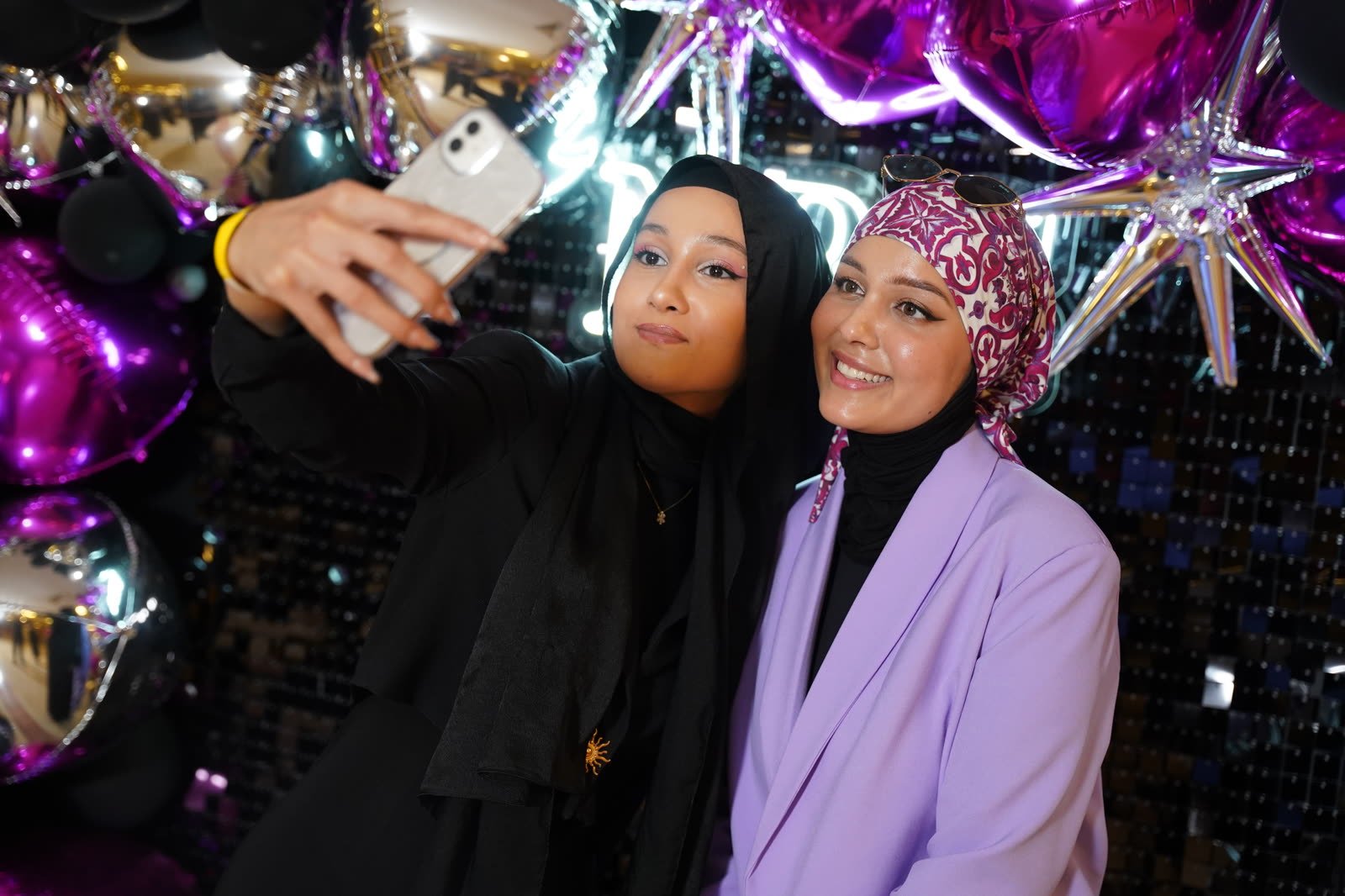 Balonların önünde selfie çeken katılımcılar