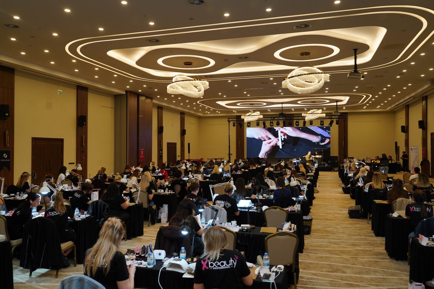 Yarışma salonunda katılımcı masaları